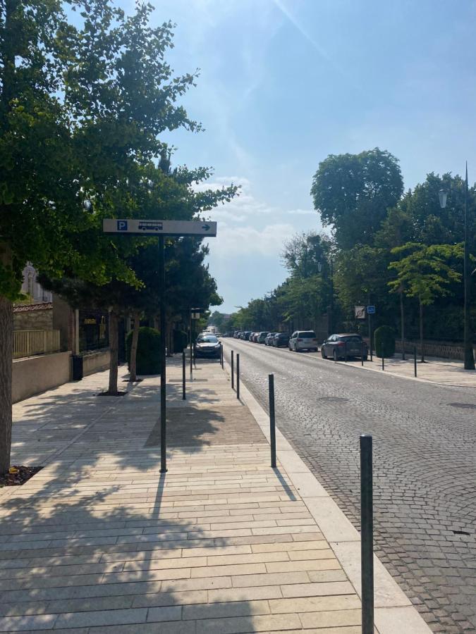 Avenue De Champagne Epernay Private Parking Apartment Bagian luar foto